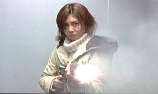 kyofu_movie's tweet image. 「ホワイトアウト」(2000年)
テロリストに乗っ取られた巨大雪山ダムに、1人の職員が戦いを挑む！当時はべらぼうに話題となった日本版ダイハード。今観ても予算をかけた銃撃戦、爆発、スノーモービルチェイス、ヘリ爆破など、一つ一つがしっかり見せ場として機能している快作。豪華キャスト陣も魅力的