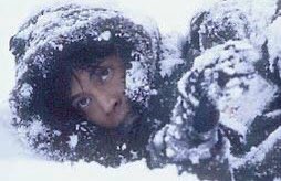 kyofu_movie's tweet image. 「ホワイトアウト」(2000年)
テロリストに乗っ取られた巨大雪山ダムに、1人の職員が戦いを挑む！当時はべらぼうに話題となった日本版ダイハード。今観ても予算をかけた銃撃戦、爆発、スノーモービルチェイス、ヘリ爆破など、一つ一つがしっかり見せ場として機能している快作。豪華キャスト陣も魅力的