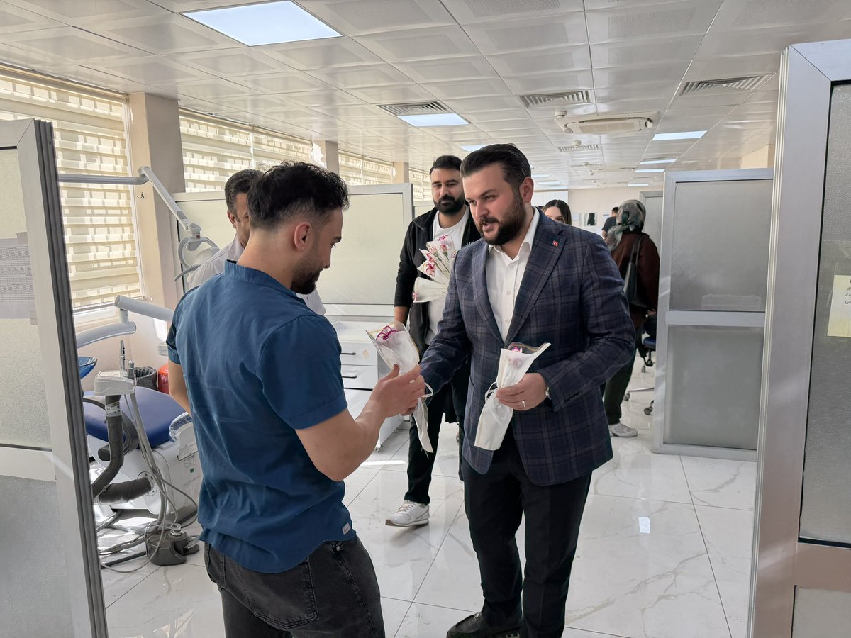 📍Harran Üniversitesi Diş hekimliği

22 Kasım Dünya Diş Hekimleri Günü dolayısıyla, ÜNİAK Şanlıurfa olarak diş hekimleri adaylarımızı ve stajyer öğrencilerimizi ziyaret ederek karanfil takdim ettik.
<a href="/avyusufibis/">Yusuf İBİŞ</a> <a href="/FatihAydemir45/">Fatih Aydemir 🇹🇷</a> <a href="/UniakGM/">ÜniAK</a> <a href="/FIRATKORAN/">Fırat KÖRAN 🇹🇷</a> <a href="/furkankucukk_/">Furkan KÜÇÜK</a>