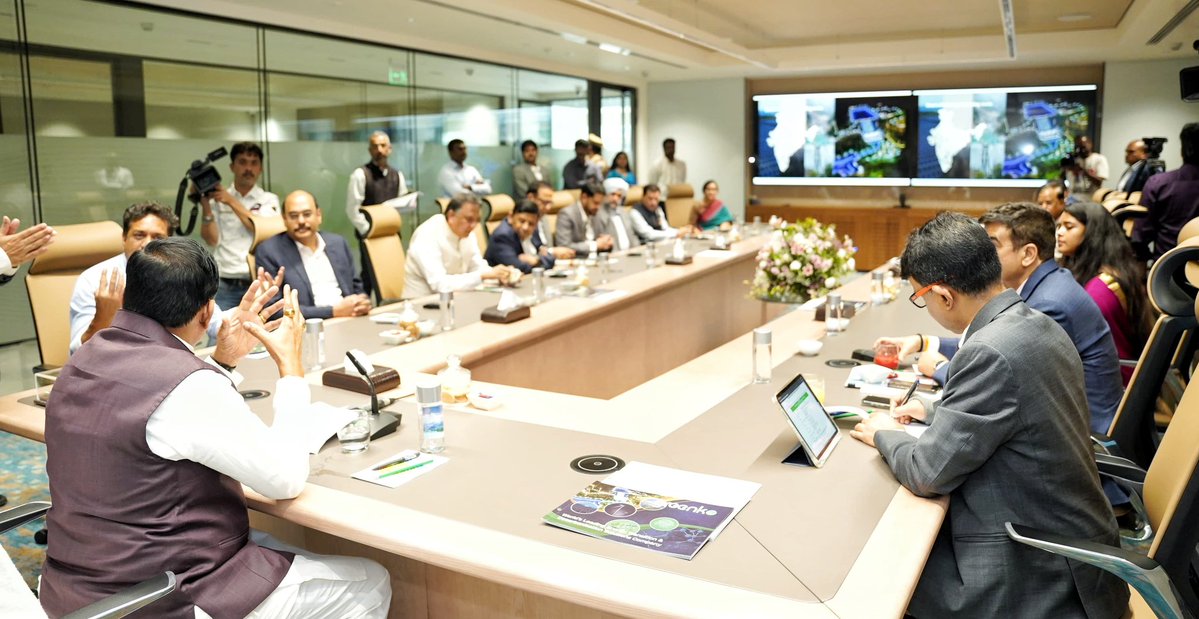 DrMohanYadav51's tweet image. ग्रीन एनर्जी आज राष्ट्र के विकास का सबसे मजबूत स्तंभ बनती जा रही है...

आज हैदराबाद में हरित ऊर्जा उत्पादन के क्षेत्र में अग्रणी कंपनी Greenko Energies Private Limited के मुख्यालय का अवलोकन कर संस्था की कार्य पद्धति के विषय में जानकारी प्राप्त की।