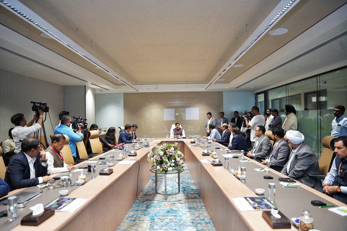 DrMohanYadav51's tweet image. ग्रीन एनर्जी आज राष्ट्र के विकास का सबसे मजबूत स्तंभ बनती जा रही है...

आज हैदराबाद में हरित ऊर्जा उत्पादन के क्षेत्र में अग्रणी कंपनी Greenko Energies Private Limited के मुख्यालय का अवलोकन कर संस्था की कार्य पद्धति के विषय में जानकारी प्राप्त की।