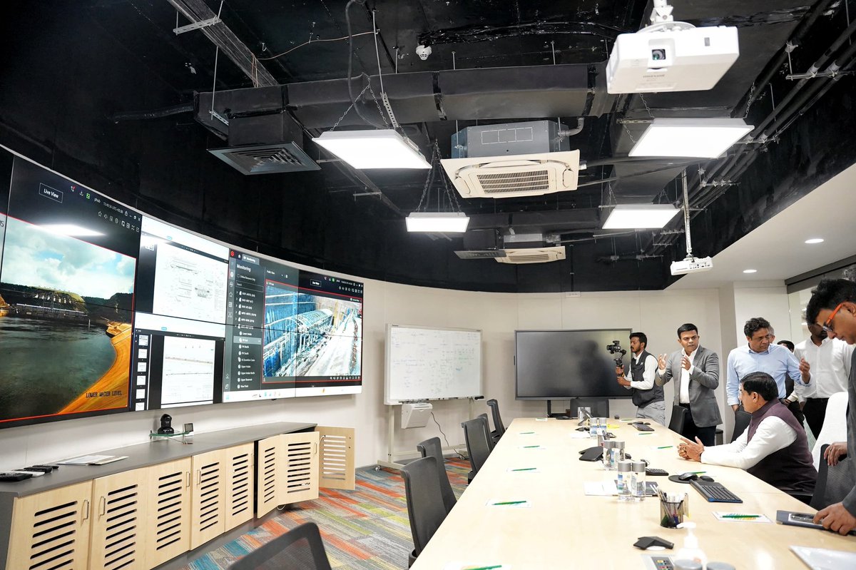 DrMohanYadav51's tweet image. ग्रीन एनर्जी आज राष्ट्र के विकास का सबसे मजबूत स्तंभ बनती जा रही है...

आज हैदराबाद में हरित ऊर्जा उत्पादन के क्षेत्र में अग्रणी कंपनी Greenko Energies Private Limited के मुख्यालय का अवलोकन कर संस्था की कार्य पद्धति के विषय में जानकारी प्राप्त की।