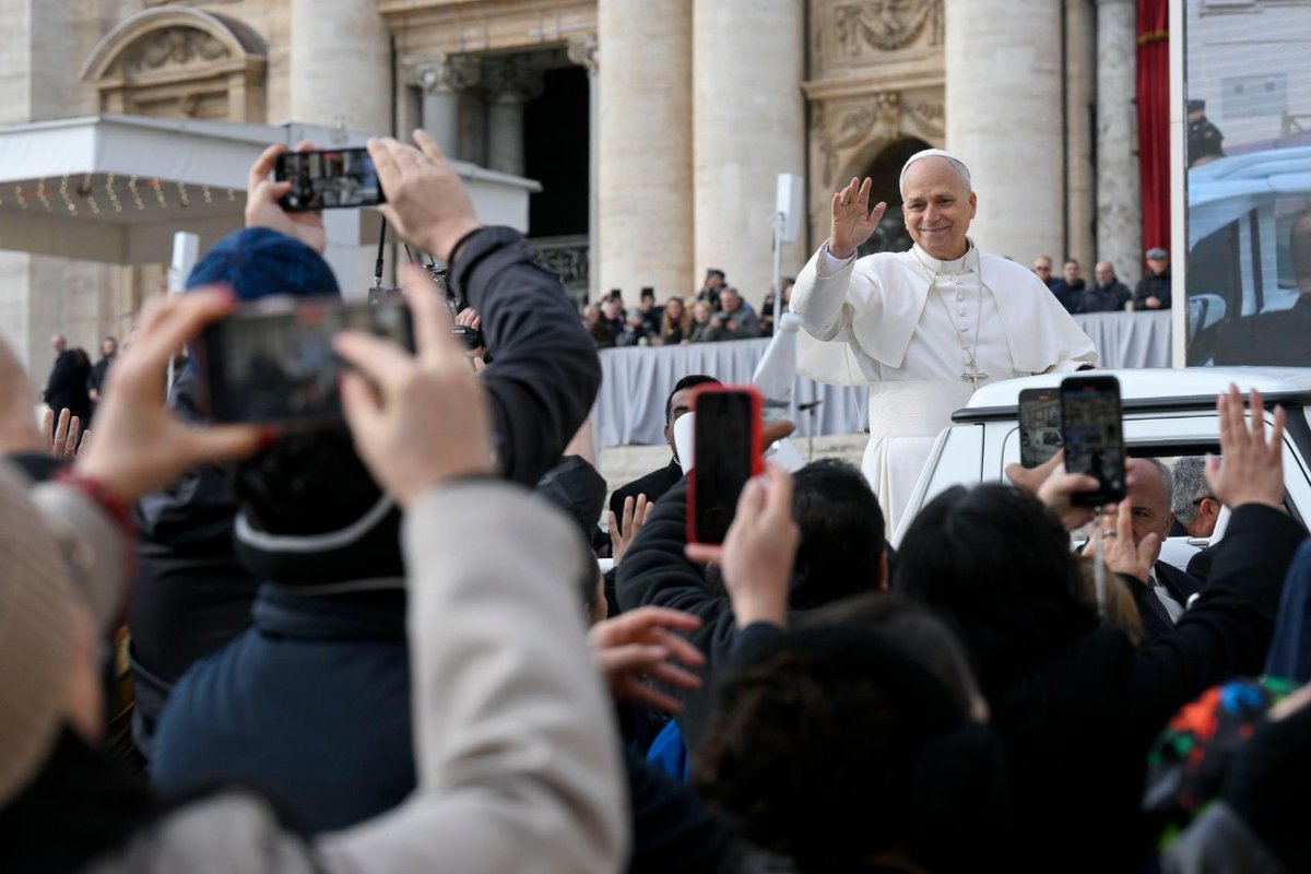 vaticannews_fr's tweet photo. 🕊️ Lors de l'audience jubilaire de ce samedi matin, le Pape a souligné dans sa catéchèse qu'espérer signifie «prendre position», comme l’a fait Dorothy Day, figure #catholique inspirante ayant œuvré pour le bien #commun et pensé la question du #travail.
https://t.co/U1vPGtuZhe https://t.co/mxjOI7V4tm