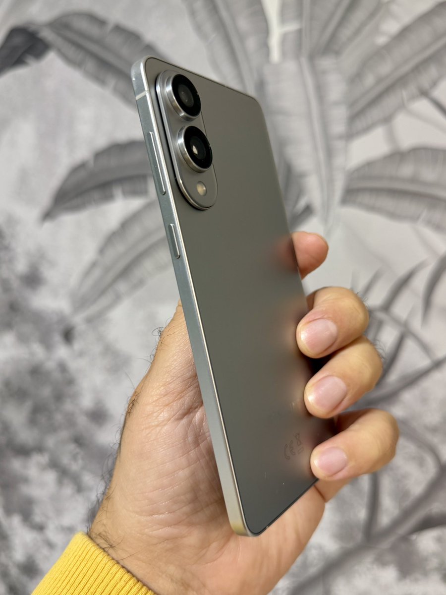 MikyAncona's tweet image. Il nuovo Samsung Galaxy S25 Edge è così sottile che sembra sparire in mano… ma quando lo usi esplode tutta la sua potenza. Davvero impressionante.
#mikyancona #mikyanconatech #GalaxyS25Edge #Samsung #SottileMaPotente #UltraSlim #TechStyle #Smartphone2025 @SamsungItalia