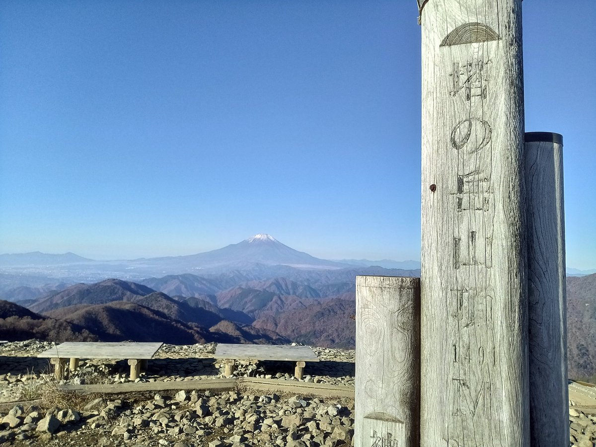 Senba_39's tweet image. いつもの場所。
毎回会うリスペクトレジェンドが珍しく休憩してたので10年ぶりくらいに話しかけたら蛭ヶ岳1700回でやめられないと。
大倉尾根は山もだけと人も奥が深い。
中毒性があるよね。