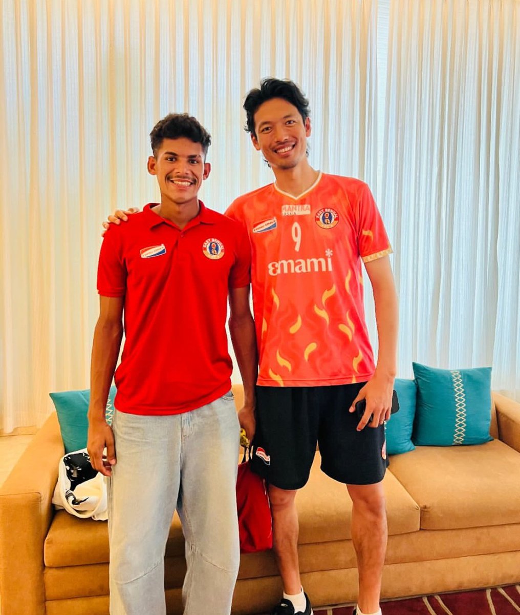 torch__bearers's tweet image. 📸 | East Bengal U-18 Team Forward Mohammad Jasir Khan pictured with Hiroshi Ibusuki 🇯🇵.

Jasir selected in the India U-17 National Team squad for the AFC U-17 Asian Cup 2026 Qualifiers.

#JoyEastBengal #TorchBearers