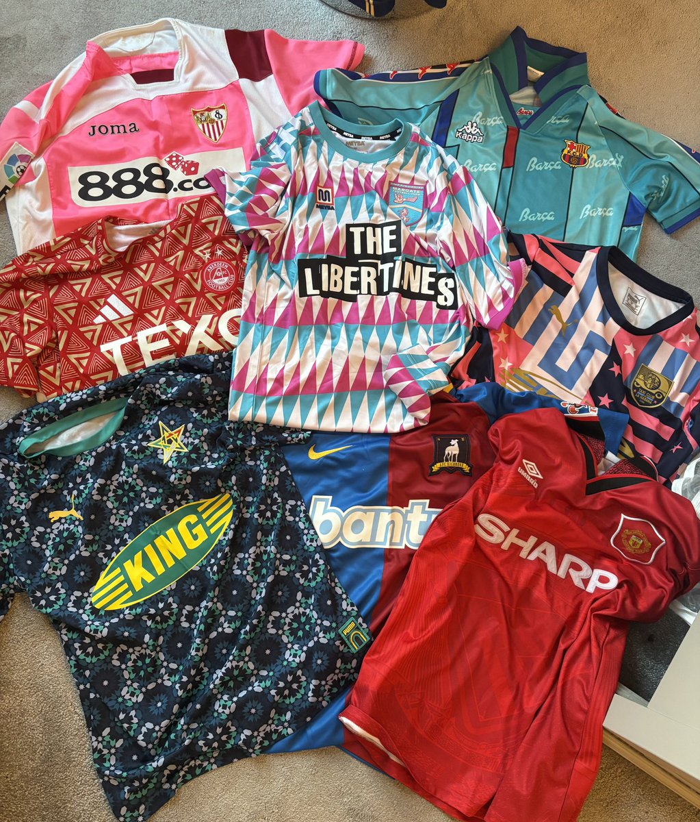 CaptainChris33's tweet photo. Post a pic of your favourite top from your collection #footballtopcollections 

*Forgot I had an AFC Richmond top 📹 https://t.co/XCNrIye8sa