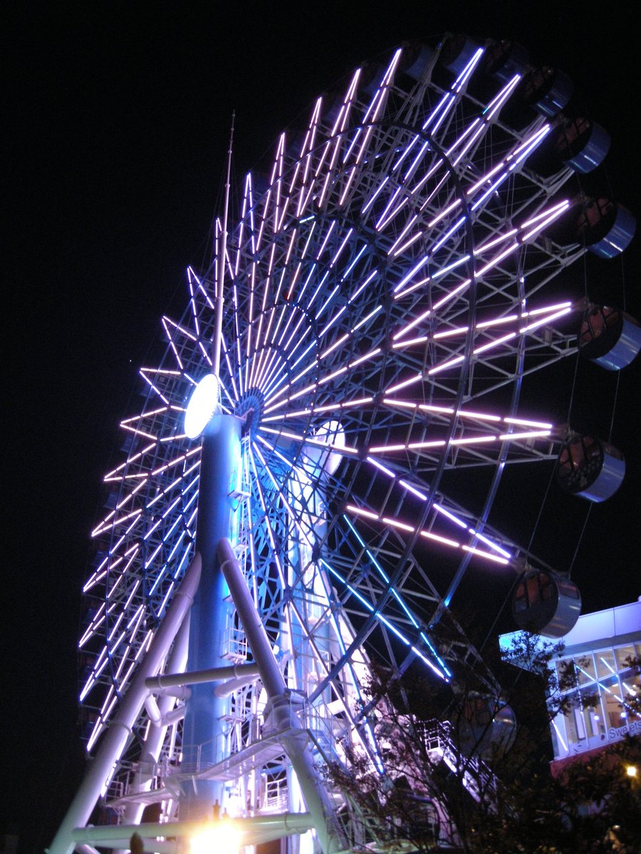 観覧車は今から130年以上前に発明されたそうです。電飾によって