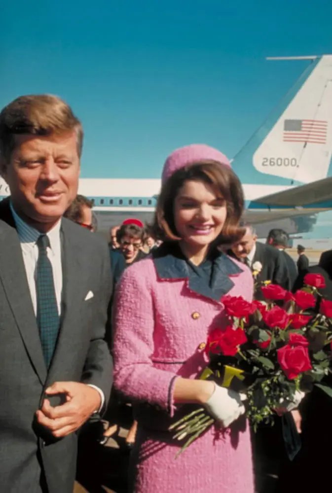 ustonymc's tweet image. Love Field
Dallas, Texas
Nov 22 1963
11:40am CST

The Kennedy&apos;s arrive in Dallas, they never looked better...