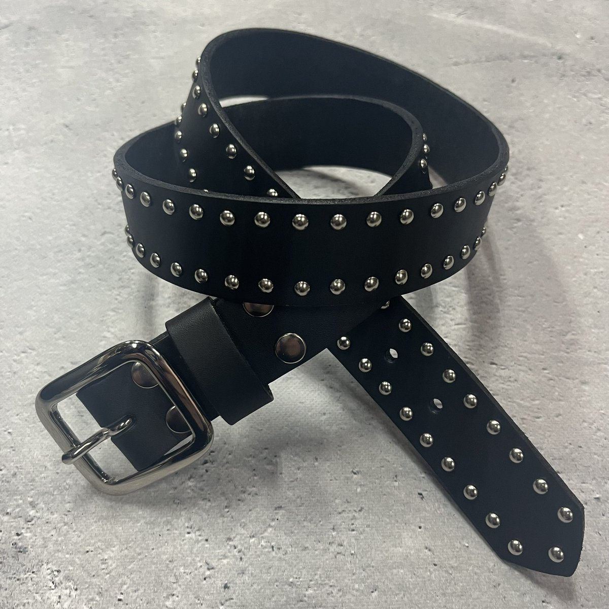 お客様オーダーの革幅30ミリサイドドームスタッズベルトです。サイドに