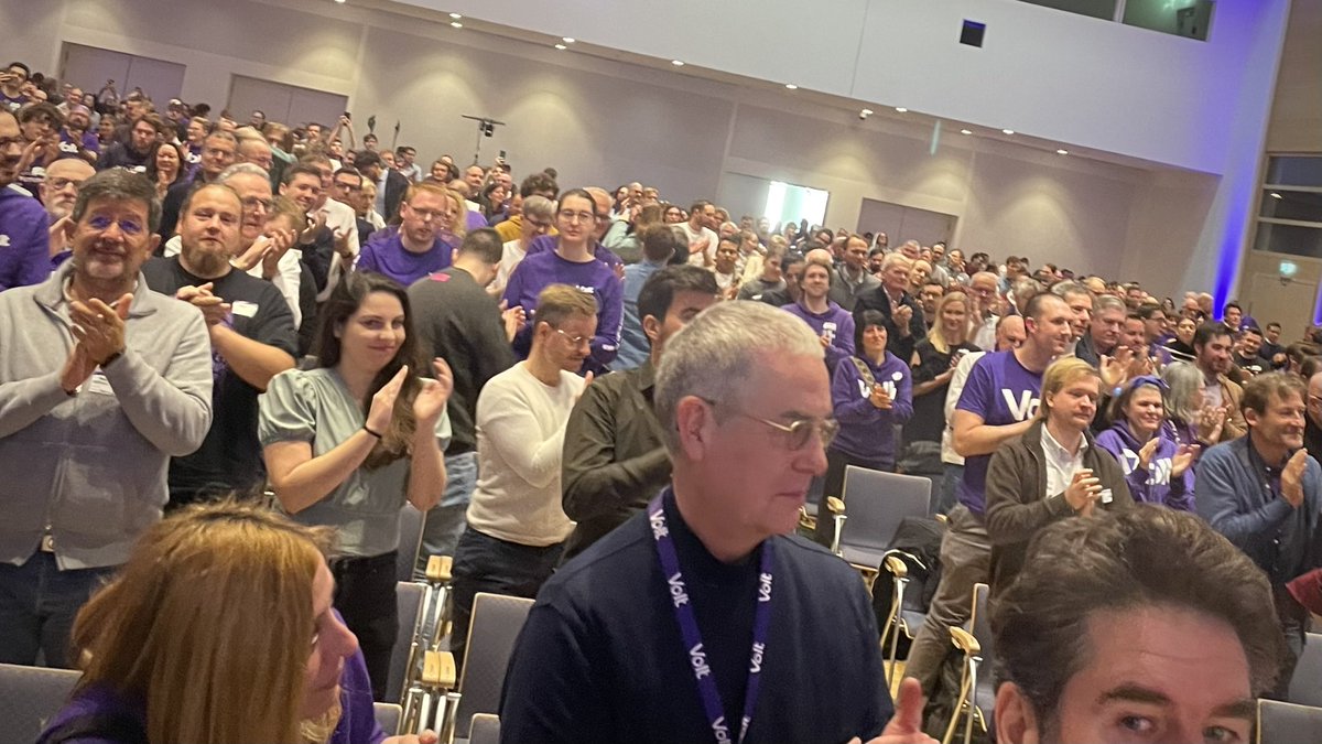 He receives a standing ovation from 1,700 <a href="/VoltEuropa/">Volt Europa</a> members gathered from across Europe in #Frankfurt.
