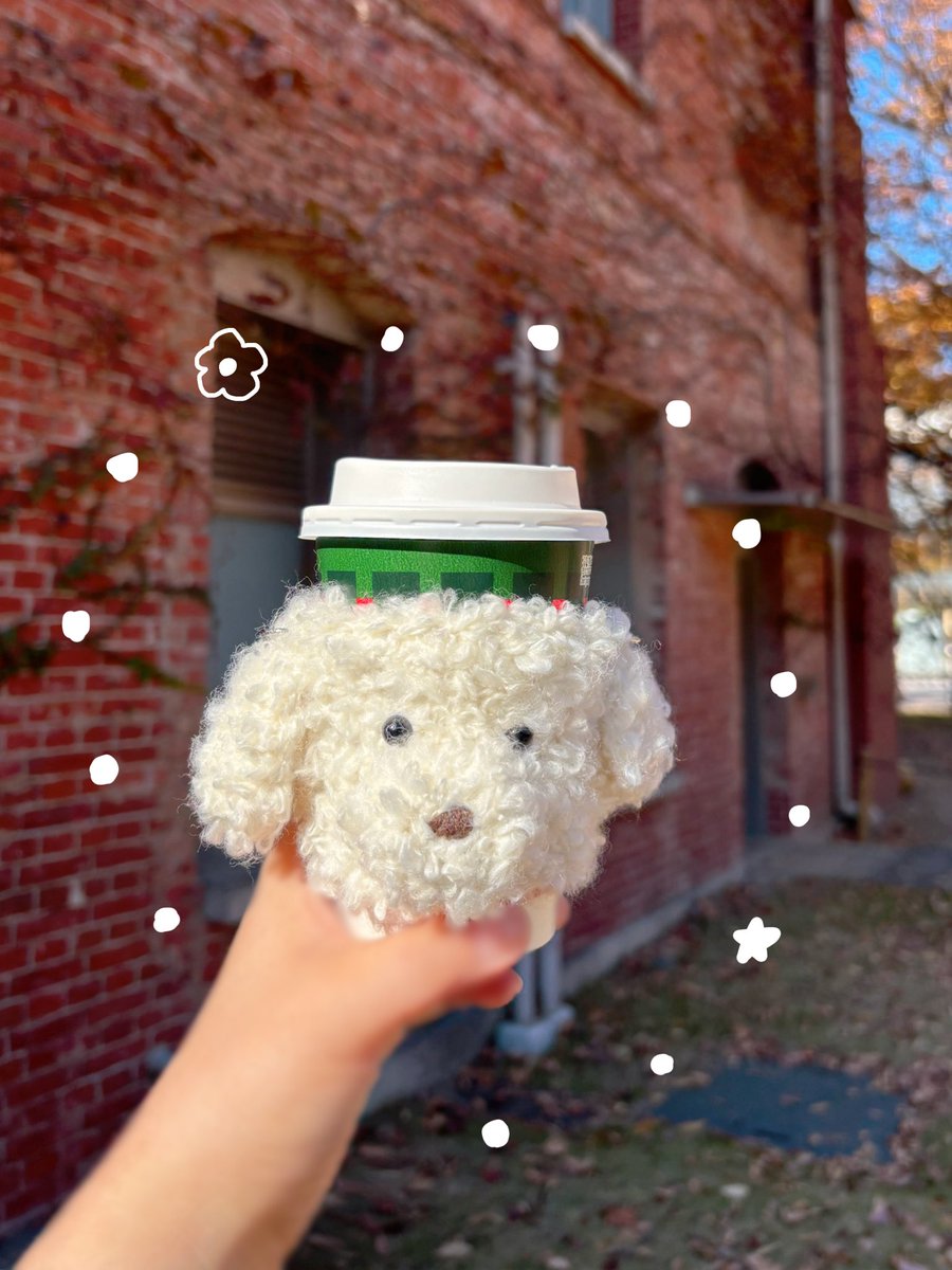 itomqru's tweet photo. バッグに付けられるカップホルダーできた！🐩
「サイズ感こんなもんかな」って一か八かで編んだから使うまでドキドキしてたけど、スタバのトールサイズぴったりでした🥳やった〜！ https://t.co/vlWeiCukUs