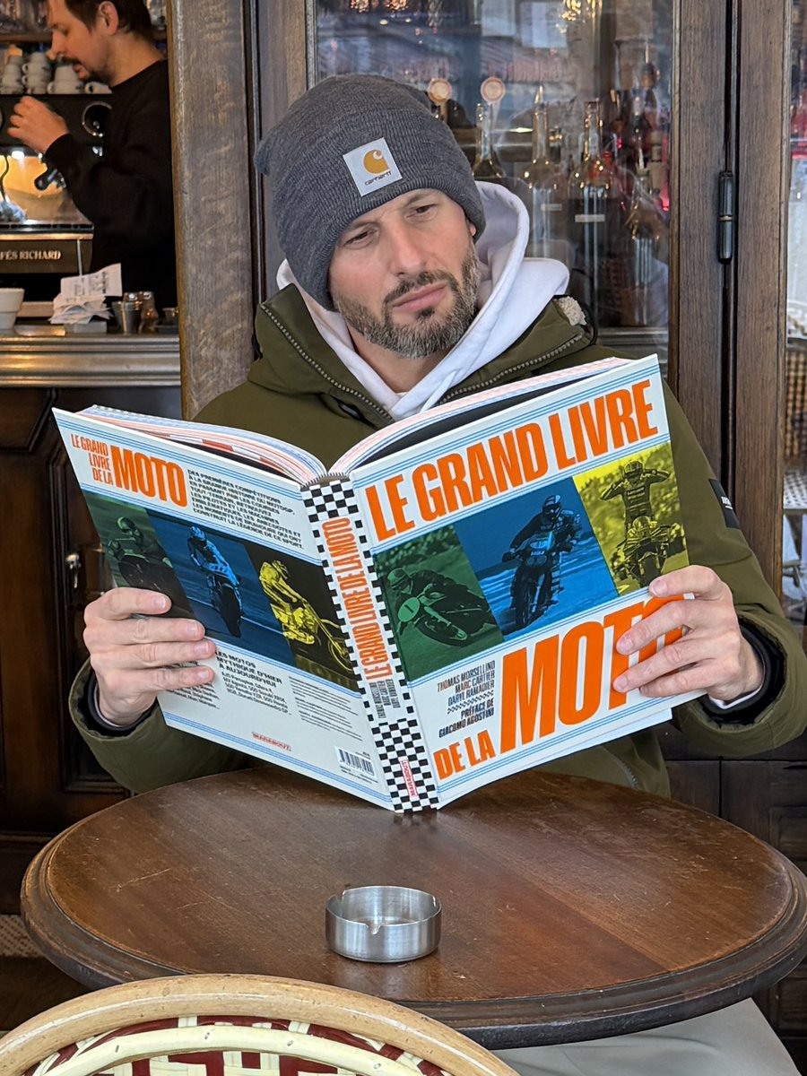 Les amis,
Je ne peux que vous recommander ce superbe ouvrage : « Le grand livre de la Moto », écrit par <a href="/Off_Bikes/">Thomas Morsellino</a> , Marc Cartier et <a href="/DarylRamadier/">Daryl Ramadier</a>, reporters de compet dans les Grands Prix.