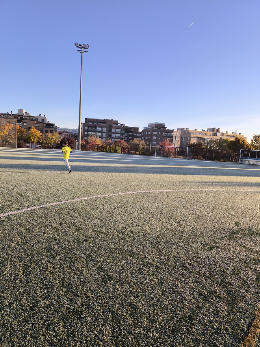 Alevín Roma <a href="/CDVicalvaro/">C.D. Vicálvaro ⚽️</a> 
Hoy ha llegado nuestra primera victoria! Después de buenas semanas de entrenos, por fin llega nuestro premio. Hoy hemos sido un equipo, juntos en defensa y ataque. Y hemos estado acertados en las áreas. Muy contento por los chicos que se lo merecían 💙⚽