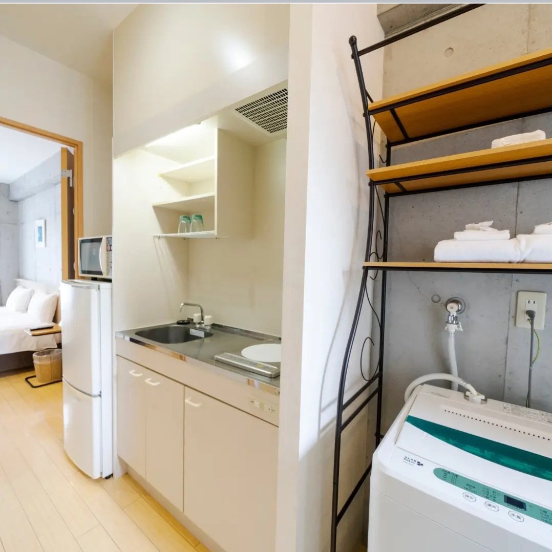 naha_west_inn's tweet photo. ◆ レジデンスハリウッドツイン（洗濯機・ミニキッチン・IH付）
全室バス・トイレ別、電子レンジ付で快適なご滞在をお約束します。

#那覇ウエストイン #NAHAWESTINN
#沖縄ホテル #本館客室 #OkinawaHotel #MainBuilding #沖繩住宿 #本館客房 #오키나와호텔 #본관객실 https://t.co/kexWHdiNxe