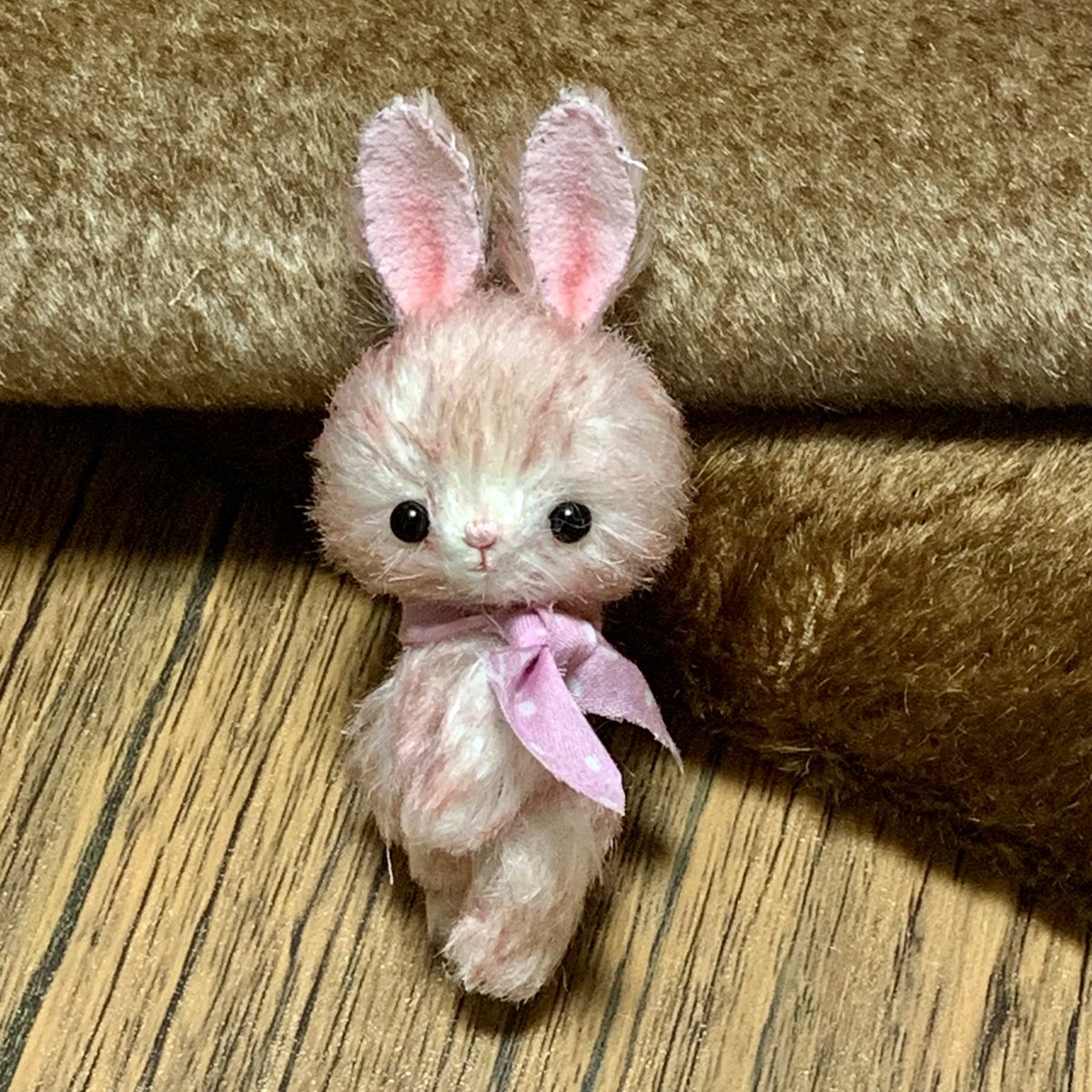 赤いお目目の白兎 アーティストベア 海外作家様 ハンドメイド テディバニー アーティストベア ピンクうさぎ テディベア アーティストベア ピンク