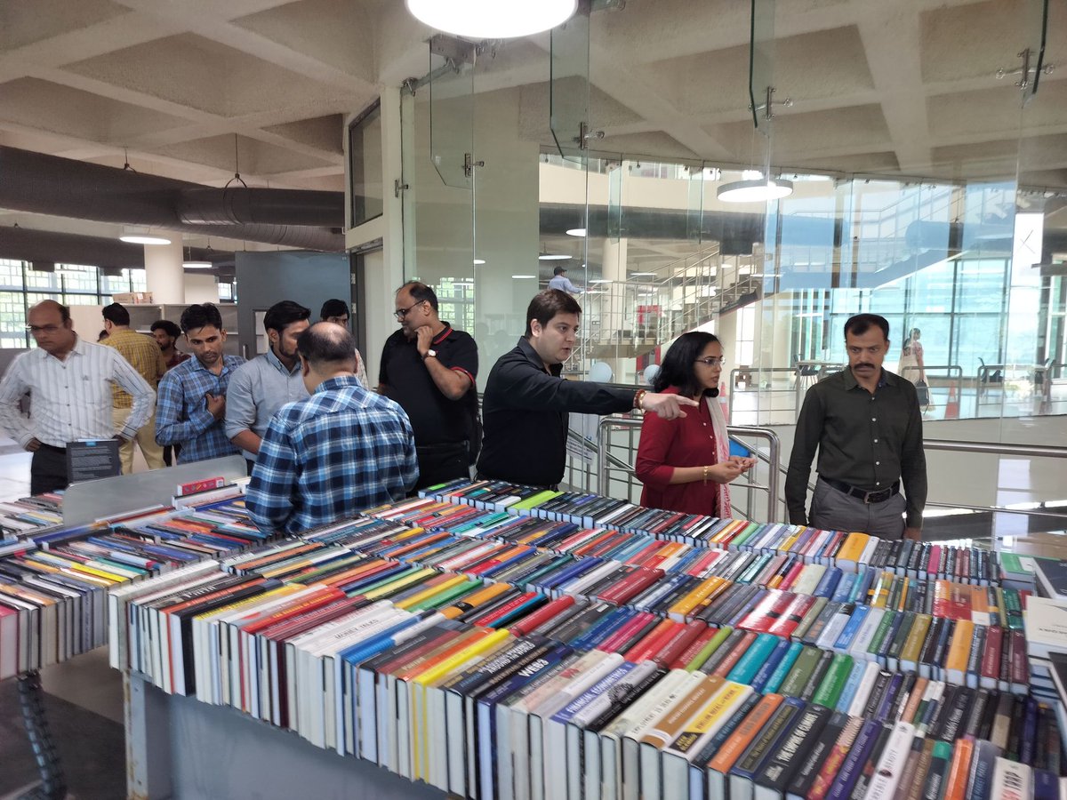 IIM_Vizag's tweet image. Week of Books, Buzz &amp;amp; Beyond at IIMV!
National Library Week at IIMV featured Treasure Hunt, Silent Scriber, Date with Books, Musical Books &amp;amp; more. The LRC launched the Faculty Publications Corner and wrapped up the celebrations with a prize ceremony.
#IIMV #LibraryWeek2025