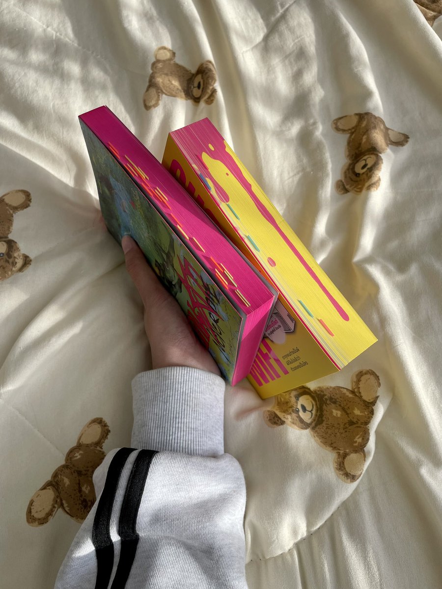 cakecakemon's tweet photo. หนังสือที่แย่งซีนกันที่สุด 555555 แข่งกันแสบตา 💥 https://t.co/zU531I9Epm