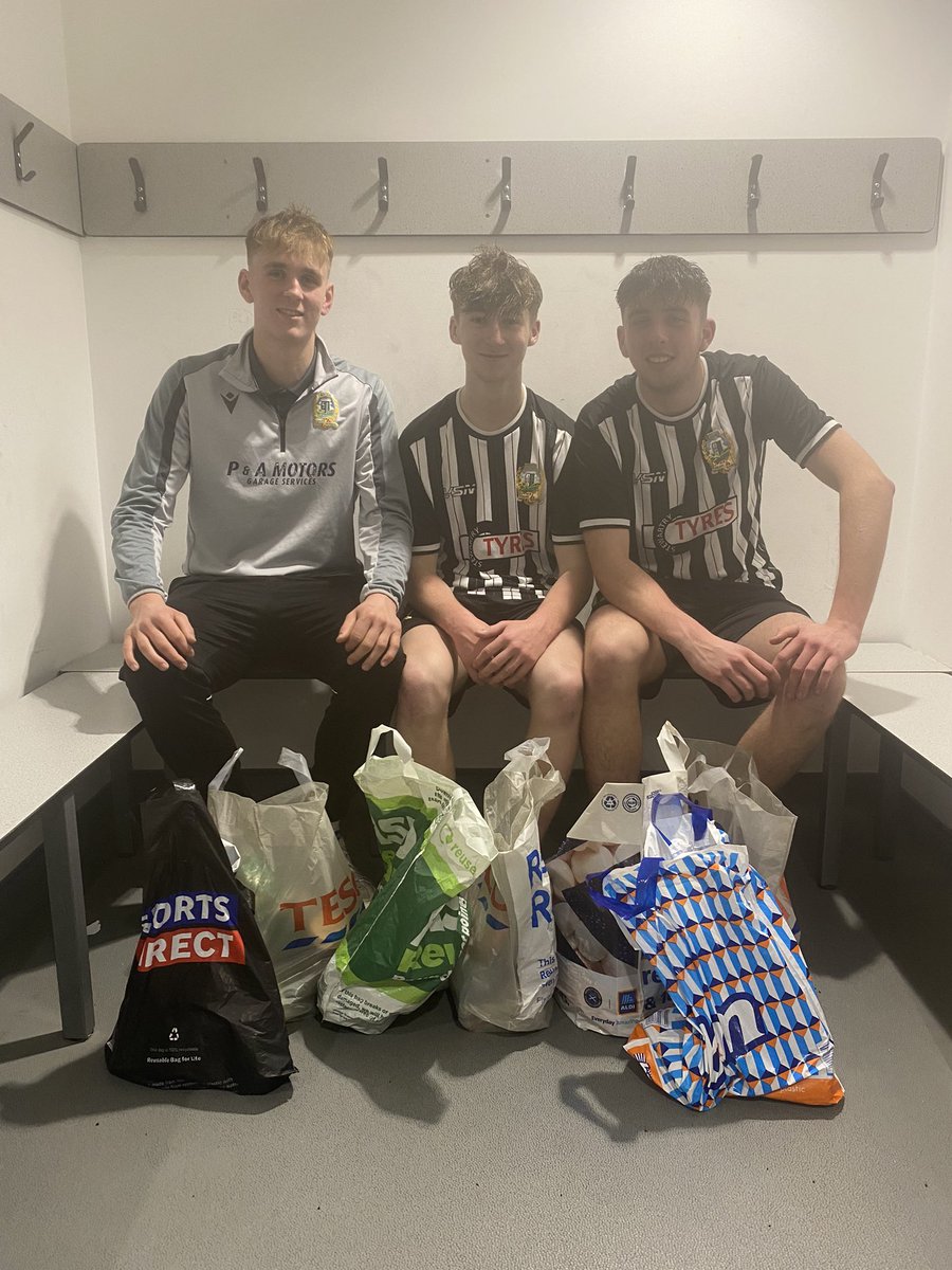 ⚫️⚪️ 🎄🎅🏻⚫️⚪️

The group have made a donation towards Stepping Stones Community Larder &amp; Foodbank.

It’s great to see young boys giving something back to the community. We are very lucky to have a great group at the club 🖤🤍