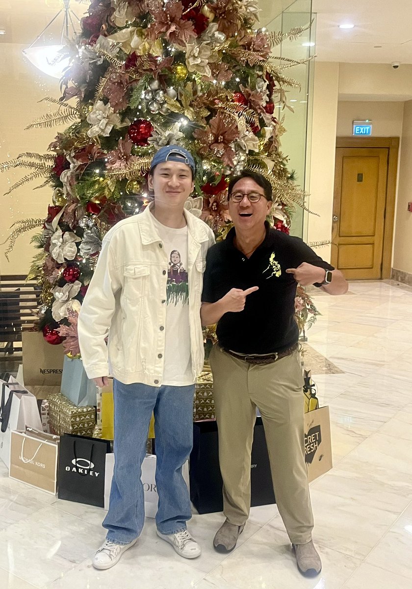 CurtisSChin's tweet photo. DYK: it’s 33 days until #Christmas (though yes we’ve been listening to @MariahCarey’s #AllIWantForChristmas since }#September1 in the #Philippines). #ImOKWithThat. #OnMyShirt: the 🇵🇭!
#thebermonths #MerryChristmasEveryone. #thatsthespirit #helloManila! 🦋🎁🎅🏻🤶🏻🎉 @richardjuan https://t.co/PqmPK8uLnO