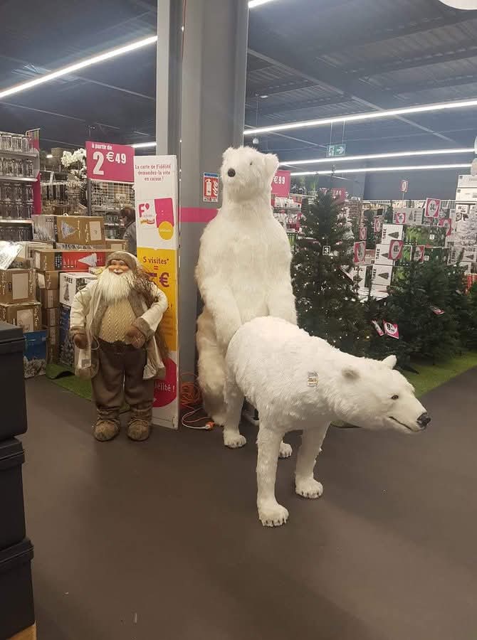 grandebougie's tweet image. Les décorations de Noël à la Foir&apos;Fouille, ça va trop loin !!