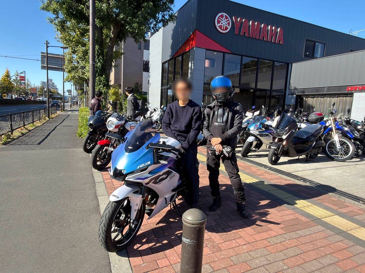 bit_realitive's tweet image. 今日偶然エンジン警告灯つく不具合がでて、見てもらうためにYSP三鷹に行ったんだけど、まさかの自分が乗ってる新YZF-R3/R25の新カラーのデザイナーさんに声かけて貰ってデザインの意図とかいろいろお話して貰えてYSPの店員さん含めてむちゃくちゃ楽しい談義できたｗ
いやほんとにラッキーな日だった😊
