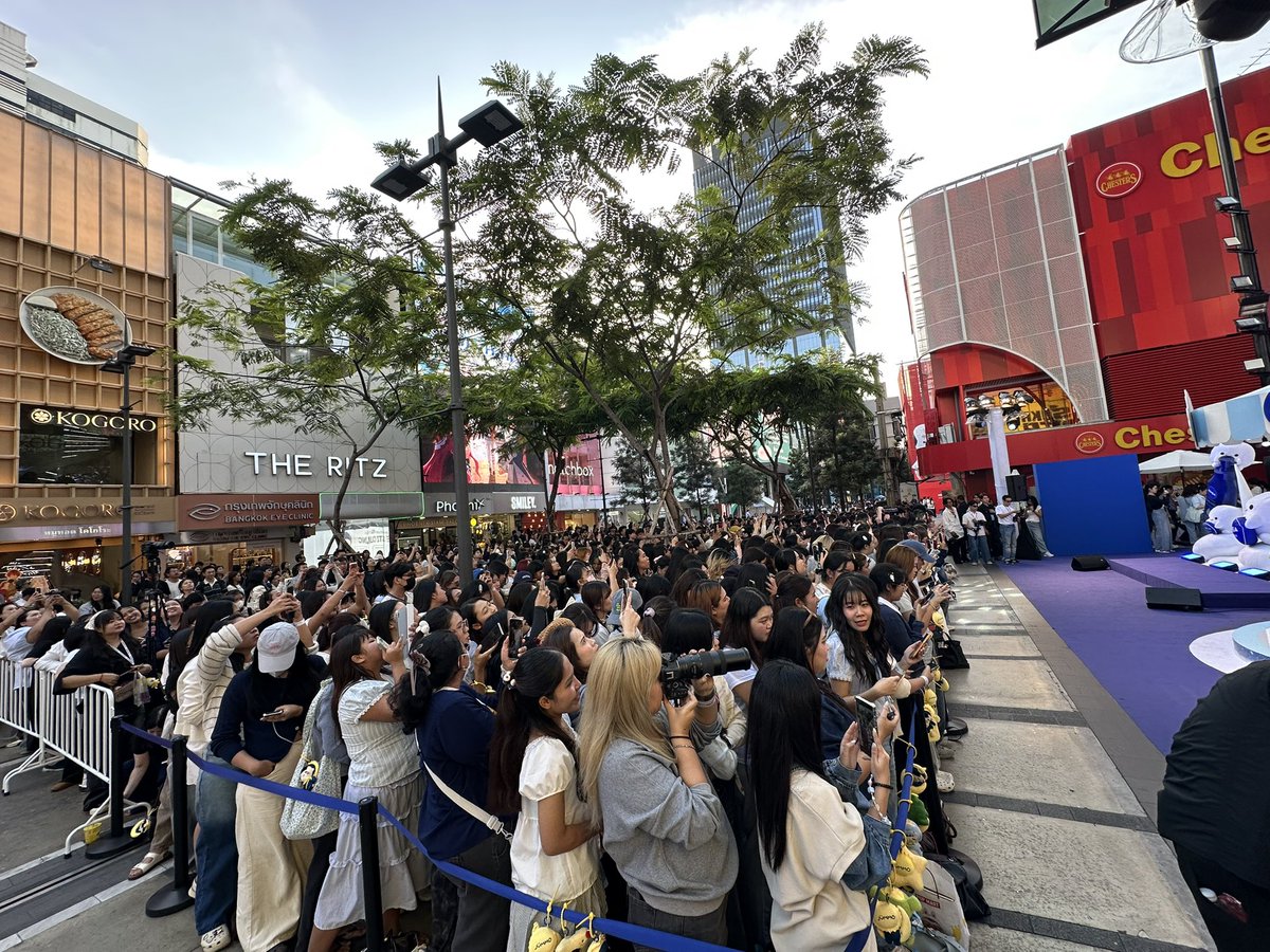 centerpoint_cps's tweet photo. หันมองสตาร์มี่ วันนี้มาให้กำลังใจจูมาร์คกันแบบล้นสยาม น่ารักมากกกก ดีใจแทนสองหนุ่ม ชาวด้อมมาร่วมกิจกรรมกันเยอะๆน้าาา
#NIVEAxJuniorMark #นีเวียผิวใสเนียนนุ���มน่าHug #NIVEASoftSkinWonderland #จูเนียร์มาร์ค #JuniorMark #สตาร์มี่ #Starmy #GMMTV https://t.co/WeSC0Jh79f