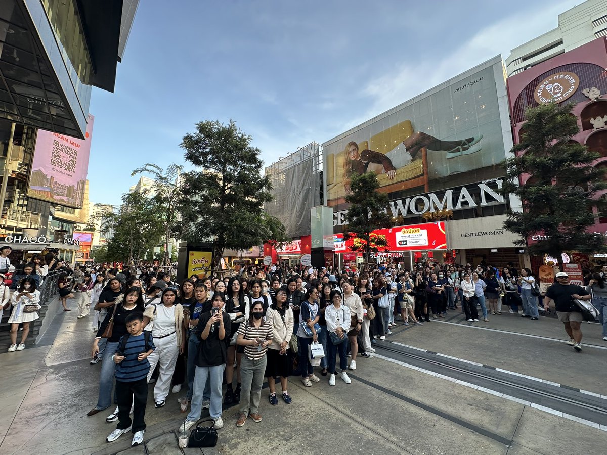 centerpoint_cps's tweet photo. หันมองสตาร์มี่ วันนี้มาให้กำลังใจจูมาร์คกันแบบล้นสยาม น่ารักมากกกก ดีใจแทนสองหนุ่ม ชาวด้อมมาร่วมกิจกรรมกันเยอะๆน้าาา
#NIVEAxJuniorMark #นีเวียผิวใสเนียนนุ���มน่าHug #NIVEASoftSkinWonderland #จูเนียร์มาร์ค #JuniorMark #สตาร์มี่ #Starmy #GMMTV https://t.co/WeSC0Jh79f