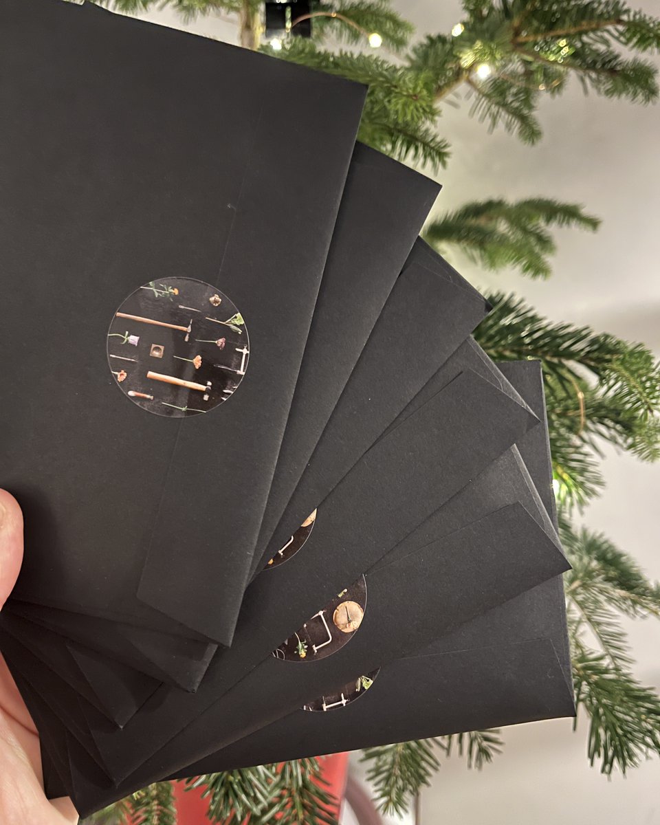 Quarterworkshop's tweet image. We have a few vouchers on their way to future makers! ✨
Give a gift that feels thoughtful, meaningful, and lasting. A beautiful experience, wrapped in creativity and care — perfect for anyone who values handmade craftsmanship. 🔨☺️
#JewelleryQuarter #ChristmasGiftsUK