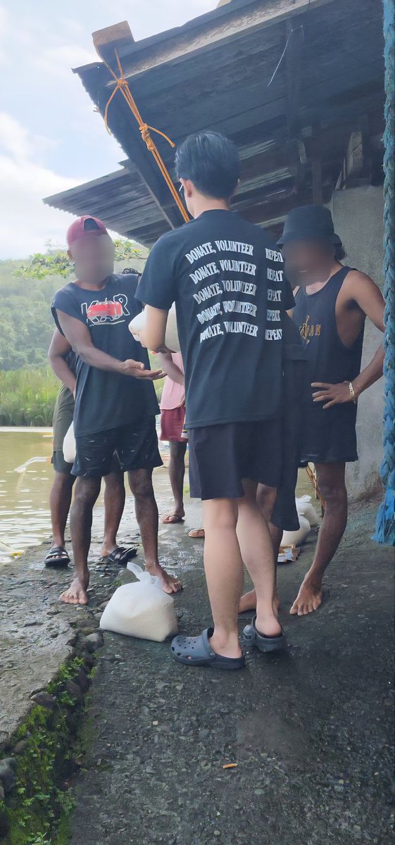 18donationdrive's tweet photo. 📍 Brgy. Umiray, General Nakar, Quezon

After our distribution in Dingalan, Aurora, our team proceeded to deliver the remaining 25 rehabilitation packs (including blankets, sleeping mats, solar lights, hammers, and saws) and 180 packs of 5kg rice to the affected residents — including our Dumagat brothers and sisters — in Brgy. Umiray, General Nakar, Quezon.

Big or small, your donations are making a real impact, reaching our fellow kababayans affected by the onslaught of Typhoons Tino and Uwan. Thank you for your trust and continuous support for our cause. 💙

@SB19Official #SB19
#ATINgPagbangon #ATINgDamayan #18DonationDrive