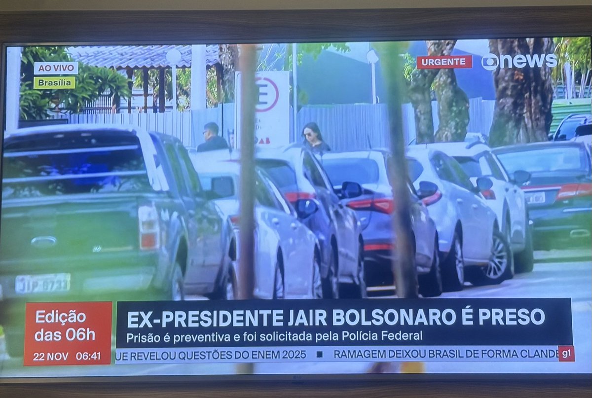 ACORDA COMPANHEIRADA 

Bolsonaro acaba de ser preso!! GRANDE DIA 🥳🎉🍾👍🏻