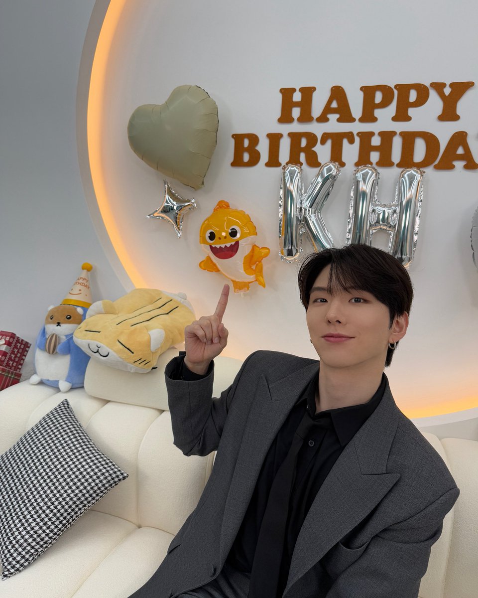 Official_MX_jp's tweet image. 📸
251122 #モンスタエックス #キヒョン
誕生日記念 YouTube LIVE終了✨

キヒョンと一緒の特別な一日
#MONBEBE 今日はスペシャルな1日になりましたか？
一緒に祝ってくれた皆さま、ありがとうございます❤️‍🔥

#KIHYUN 
#MONSTAX #MONSTA_X
#HBDtoKIHYUN #선물같은기현DAY_1122