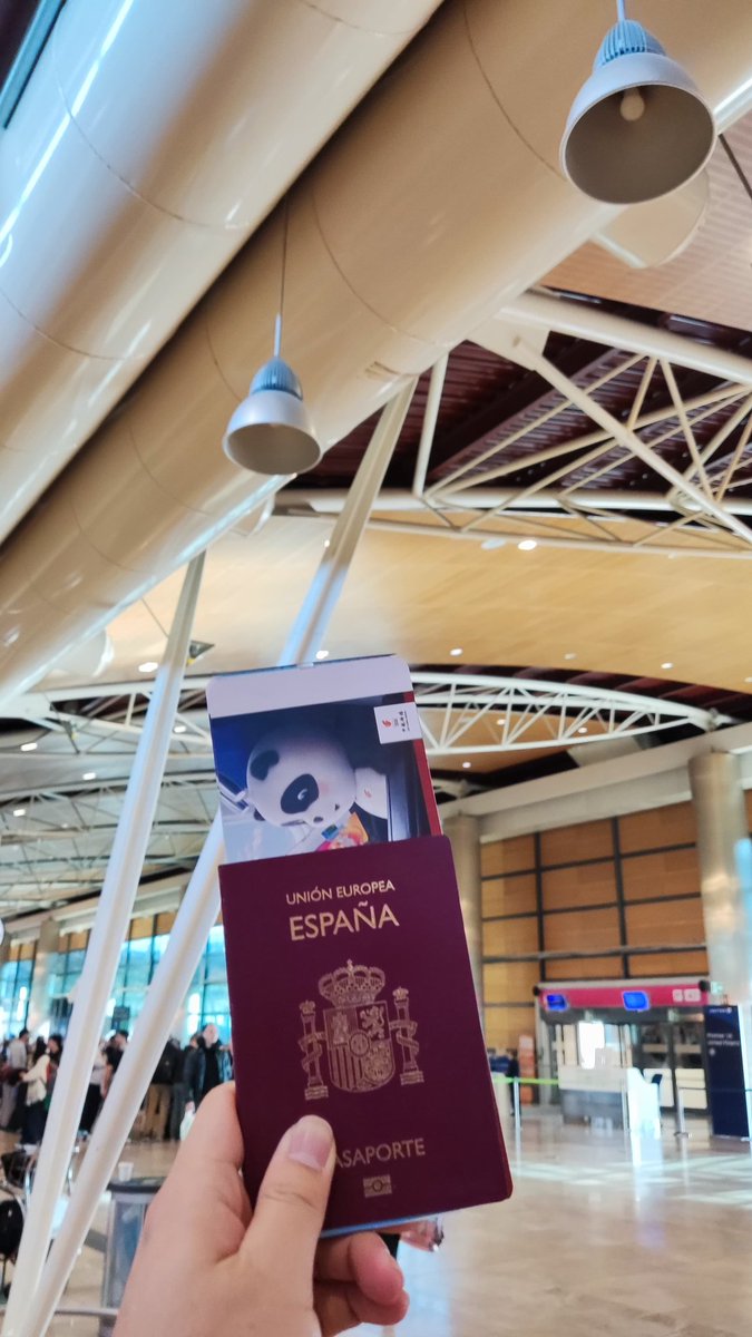 ciscoverychanne's tweet image. Control pasado, ahora a aguantar el avión casi un día entero, para quien no lo sepa, viajo a Japón, por lo que iré subiendo muchas cosas en mi instagram