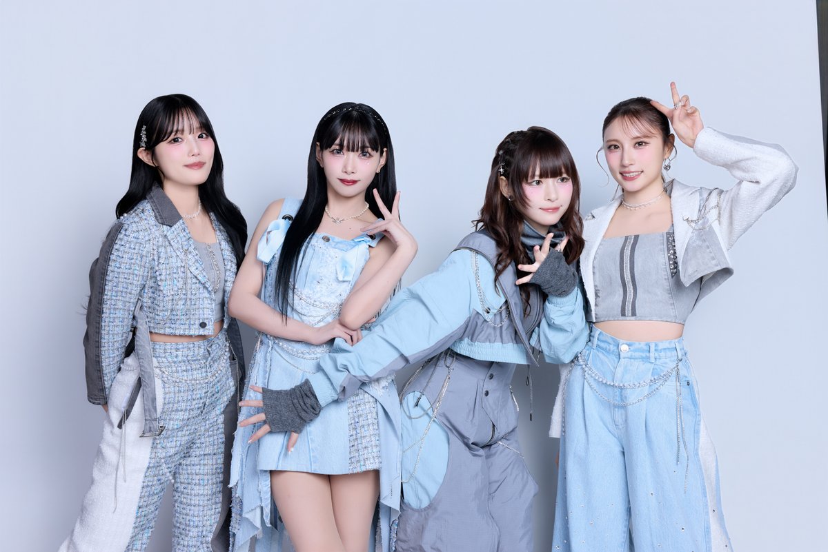 DMM_onkure's tweet image. ／
⚡️PassCode（ @passcodeO ）グッズ衣装を公開⚡️
＼

各メンバーの
・スマホ防滴ポーチ
・ミニうちわ
・ランダム缶バッジ
を展開中🩵✨

【アプリダウンロードはこちらから✅】
dmm-onkure.onelink.me/a538/passcodeO