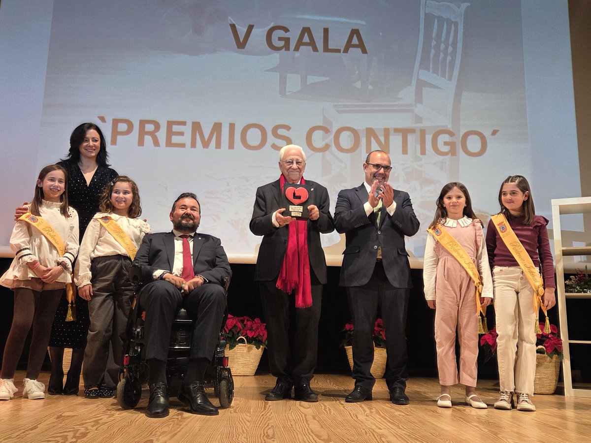 cortesclm's tweet photo. 🏅🎖️ #LaRoda entregó anoche sus #PremiosContigo a colectivos y personalidades destacadas por su compromiso social y su #solidaridad, en un acto en el que participó el presidente de las Cortes de #CLM, @PabloBellido_Az junto al alcalde Juan Ramón Amores
📸 https://t.co/KTfUqtsnxH https://t.co/4Y3w3BIHWV