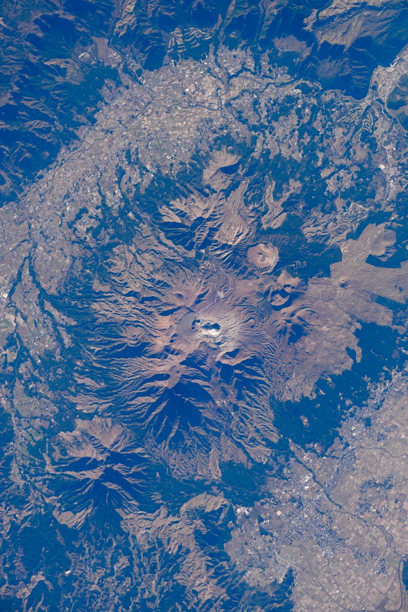 Astro_Kimiya's tweet image. 皆さん、こんばんは！
火山といえば、今日桜島と阿蘇山も撮影しました。
桜島は活動が活発な様子で、風下側は少し霞んでいるエリアもありました。火山灰の影響でしょうか？
阿蘇山は、火口付近で水蒸気が見えました。どちらも美しい山ですから、怒らず活動は控えめにして頂く様にお祈りしました。