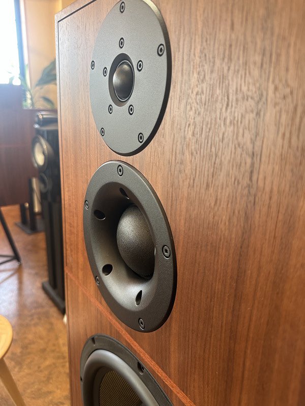 otaiaudio's tweet photo. フランスの大型スピーカーREVIVAL AUDIO ATALANTE 5をレビュー!
30cmウーファーがもたらす等身大のボーカル、広大なスケール感、ゆったり聴ける安心感。展示開始してますので、気になる方はぜひ!
https://t.co/IJXU5IhrvM
#オーディオ #スピーカー #REVIVALAUDIO #ATALANTE5
#OTAIAUDIO https://t.co/kzDH0ufF2C