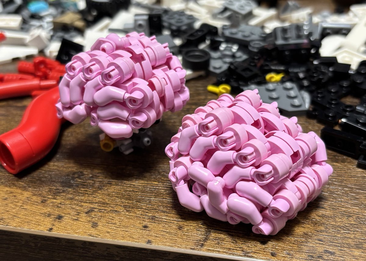 以前作った脳みそを少し大きく作り直した🧠 もうピンク色のミニフィグ
