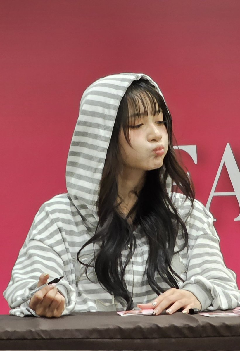 เค้าถ่ายกัลได้แต่รูปสวยๆ ทำไมช้านลองถ่ายรูปบ้างได้รูปลูกแต่ละรูป เอ่อ!พี่ไม่ได้เป็นแอนตี้นะฮูพ😅
#HoopBNK48