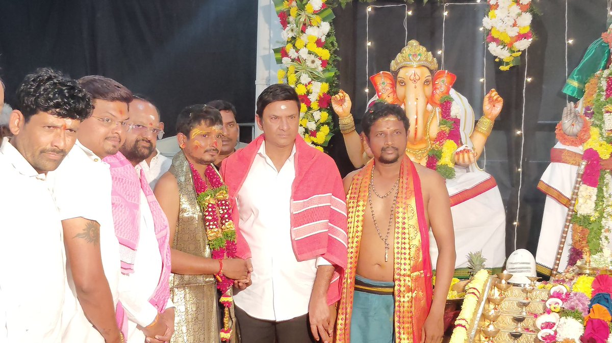 MarriRajasekar's tweet image. మచ్చ బొల్లారం సూర్య నగర్ కాలనీలో సింగిరెడ్డి దేవేందర్ రెడ్డి గారి ఆధ్వర్యంలో నిర్వహించిన అయ్యప్ప స్వామి మహా పడిపూజ కార్యక్రమంలో పాల్గొని స్వామి వారి ఆశీస్సులు పొందాను.
భక్తుల నియమాచారాలు, ఆచరణ ప్రశంసనీయం.

#ayyappaswamy భక్తులకు శుభం, శాంతి, ఆయురారోగ్యాలు కలగాలి. 🙏✨