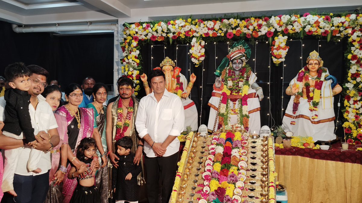 MarriRajasekar's tweet image. మచ్చ బొల్లారం సూర్య నగర్ కాలనీలో సింగిరెడ్డి దేవేందర్ రెడ్డి గారి ఆధ్వర్యంలో నిర్వహించిన అయ్యప్ప స్వామి మహా పడిపూజ కార్యక్రమంలో పాల్గొని స్వామి వారి ఆశీస్సులు పొందాను.
భక్తుల నియమాచారాలు, ఆచరణ ప్రశంసనీయం.

#ayyappaswamy భక్తులకు శుభం, శాంతి, ఆయురారోగ్యాలు కలగాలి. 🙏✨