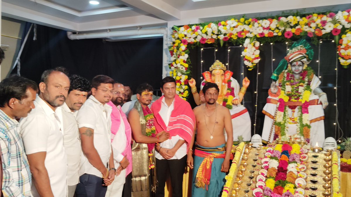 MarriRajasekar's tweet image. మచ్చ బొల్లారం సూర్య నగర్ కాలనీలో సింగిరెడ్డి దేవేందర్ రెడ్డి గారి ఆధ్వర్యంలో నిర్వహించిన అయ్యప్ప స్వామి మహా పడిపూజ కార్యక్రమంలో పాల్గొని స్వామి వారి ఆశీస్సులు పొందాను.
భక్తుల నియమాచారాలు, ఆచరణ ప్రశంసనీయం.

#ayyappaswamy భక్తులకు శుభం, శాంతి, ఆయురారోగ్యాలు కలగాలి. 🙏✨