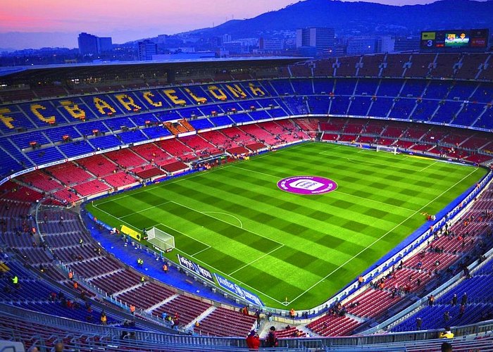 Una reportera ara a @catalunyaradio (amb la senyora que es tintarà els cabells de color blau i grana): 'En quina hora t'han donat hora?'.

MOLT BEN DIT! No ha caigut en la castellanada de la "cita"!

La redundància, la hi hem de perdonar! És la parla natural!