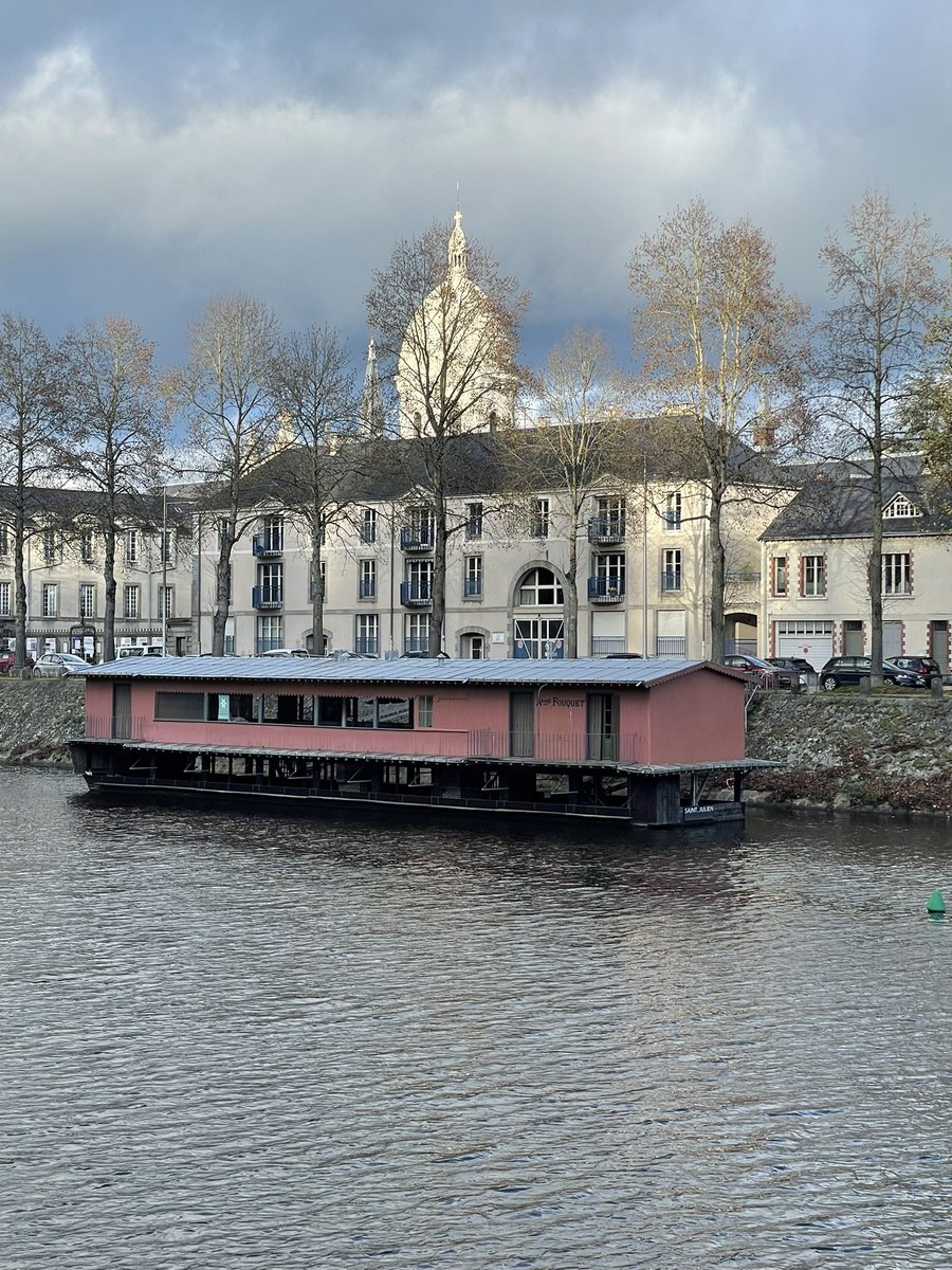 Rappel de la table ronde sur l’histoire des bateaux-lavoirs.
Dim. 23 nov – 15h
Hôtel de Ville de <a href="/Laval_la_Ville/">Laval la Ville</a>  Entrée libre
Un temps pour faire vivre la mémoire des bateaux-lavoirs.
<a href="/FlorianBercault/">Florian Bercault</a> <a href="/samiasoultani/">Samia Soultani (Compte personnel)</a> 
<a href="/LavalAgglo/">LavalAgglo</a> <a href="/lamayenne/">La Mayenne, le Département</a>  #Laval #Patrimoine #BateauLavoir