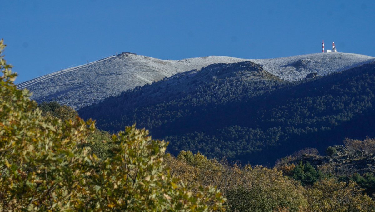 Cielo despejado, cencellada y ligerisima harinada en el Guadarrama. Precipitación en estos días de frio según la automática de Navacerrada 0 mm. Tmin de esta noche -6.8 grados