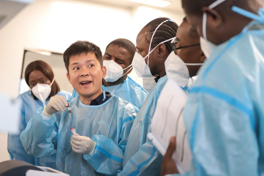 XHNews's tweet image. Standing shoulder to shoulder in a laboratory in Addis Ababa, Ethiopia&apos;s capital, African and Chinese health experts pored over advanced equipment as they took part in a training session on laboratory detection and genome sequencing xhtxs.cn/8no #HelloAfrica