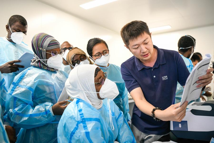 XHNews's tweet image. Standing shoulder to shoulder in a laboratory in Addis Ababa, Ethiopia&apos;s capital, African and Chinese health experts pored over advanced equipment as they took part in a training session on laboratory detection and genome sequencing xhtxs.cn/8no #HelloAfrica