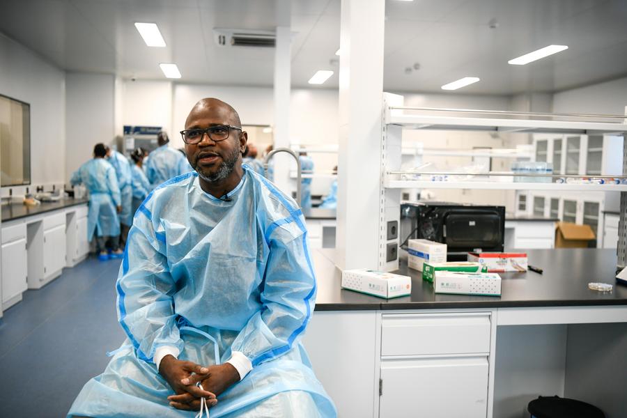 XHNews's tweet image. Standing shoulder to shoulder in a laboratory in Addis Ababa, Ethiopia&apos;s capital, African and Chinese health experts pored over advanced equipment as they took part in a training session on laboratory detection and genome sequencing xhtxs.cn/8no #HelloAfrica