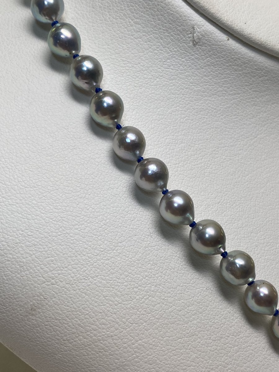 flower_jem's tweet photo. So you finished the necklace without any big mistakes?
I mean, I don’t really care, but… you made an all-knotted Akoya blue baroque necklace, right?
Is that something you can eat or what?
Anyway, it’s about time you come play with me.
#AkoyaPearl #Blue
#LuluSays #FlowerJem https://t.co/Vtmm9eAj96
