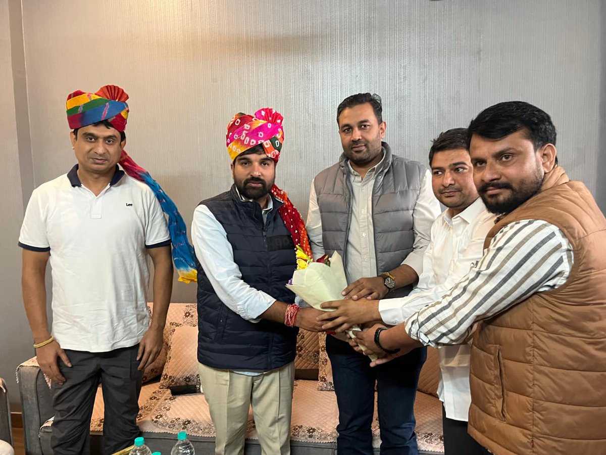 गत दिवस भारतीय युवा कांग्रेस के राष्ट्रीय अध्यक्ष श्री <a href="/UdayBhanuIYC/">Uday Bhanu Chib</a> जी के साथ राजस्थान युवा कांग्रेस के प्रदेश महासचिव भाई विक्रम चौधरी जी के निवास पर अनुज नरेन्द्र जी के शुभ विवाह की शुभकामनाएं प्रेषित की।

मान-सम्मान व आदर-सत्कार के लिए परिवारजनों, युवा साथियों का बहुत-बहुत